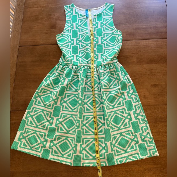Francesca‘s Buttons Green Geometric Women’s Dress size Medium EUC - Picture 2 of 8
